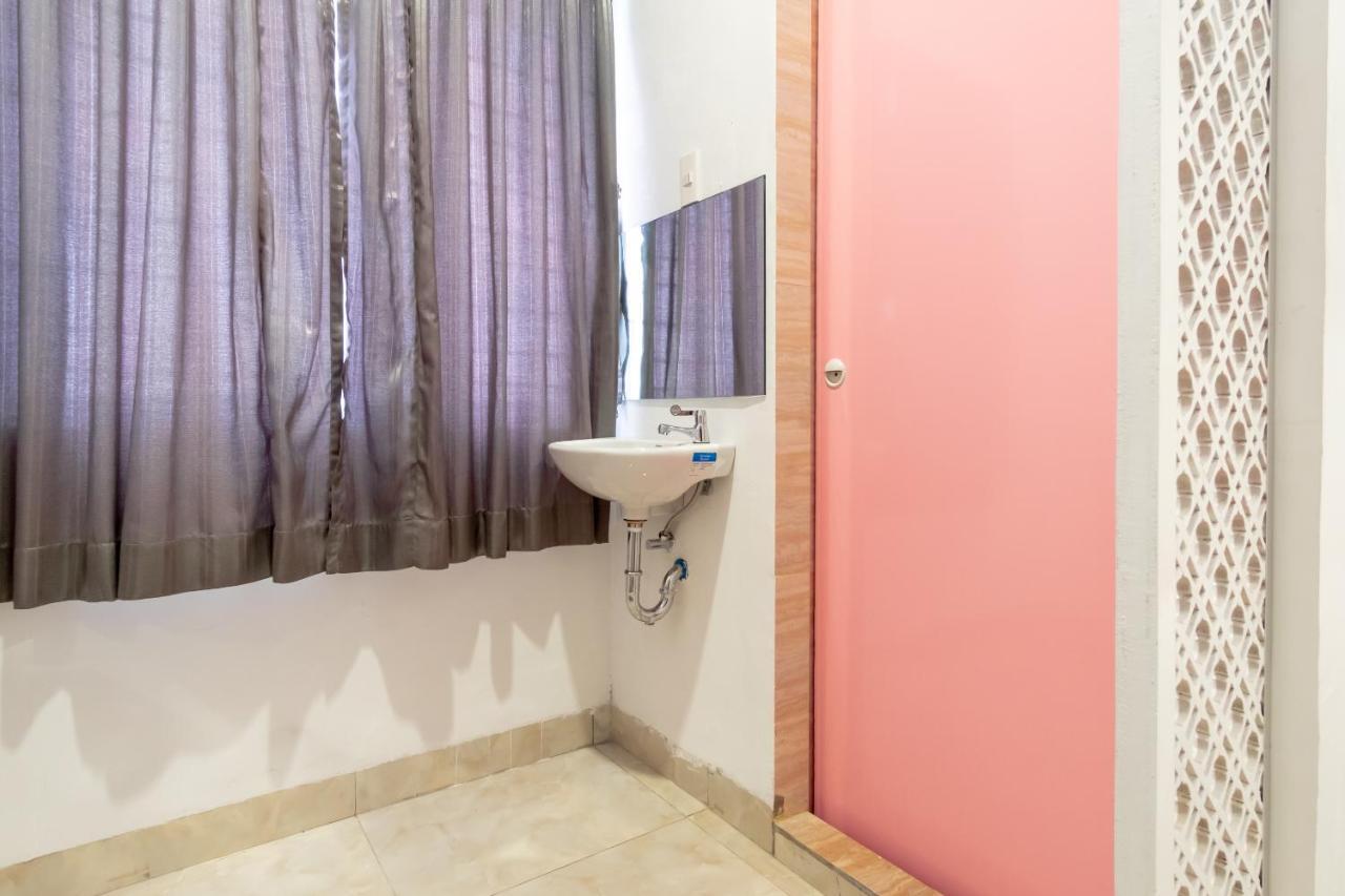 Oyo 1557 Bungas Guest House Medan Exterior photo