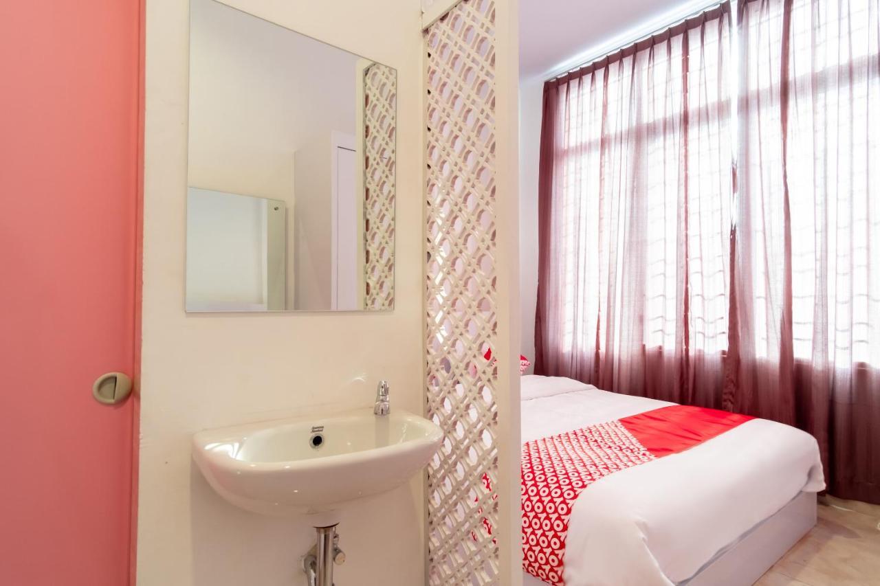 Oyo 1557 Bungas Guest House Medan Exterior photo